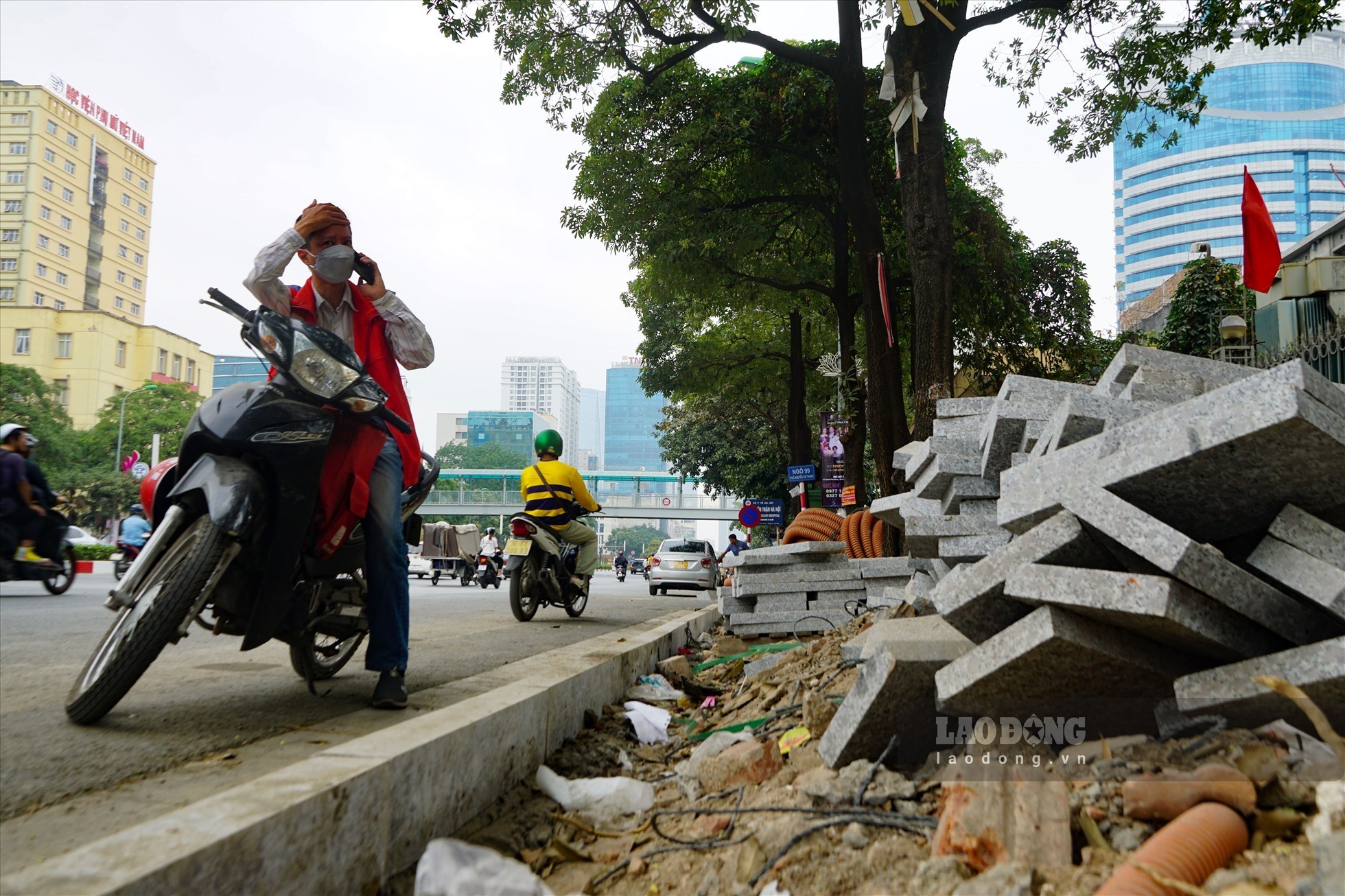 Mưa rơi đá vỡ, chuyện khó tin từ vỉa hè Hà Nội