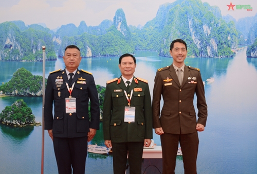 Thượng tướng Nguyễn Tân Cương tiếp lãnh đạo quân đội các nước

