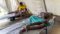 Bệnh nhân có triệu chứng nhiễm bệnh tả được điều trị tại một cơ sở y tế ở Port-au-Prince, Haiti ngày 7-10-2022