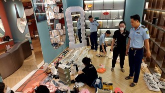 Quản lý thị trường TPHCM kiểm tra các sản phẩm tại cửa hàng ngày 9-12