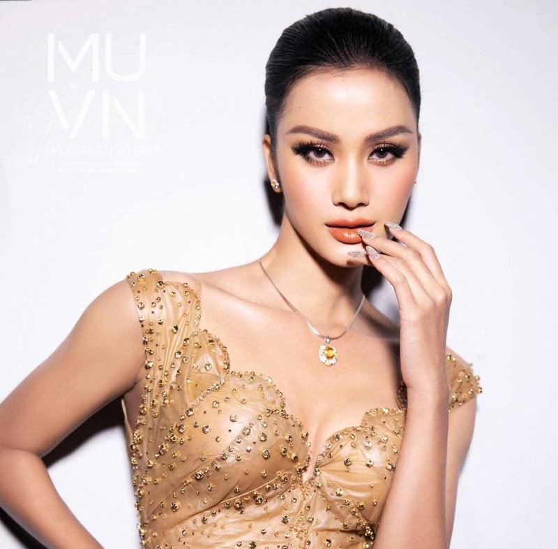 Chiếc váy dạ hội từ giấm ăn đầu tiên trong lịch sử hoa hậu Hoàn vũ Việt Nam